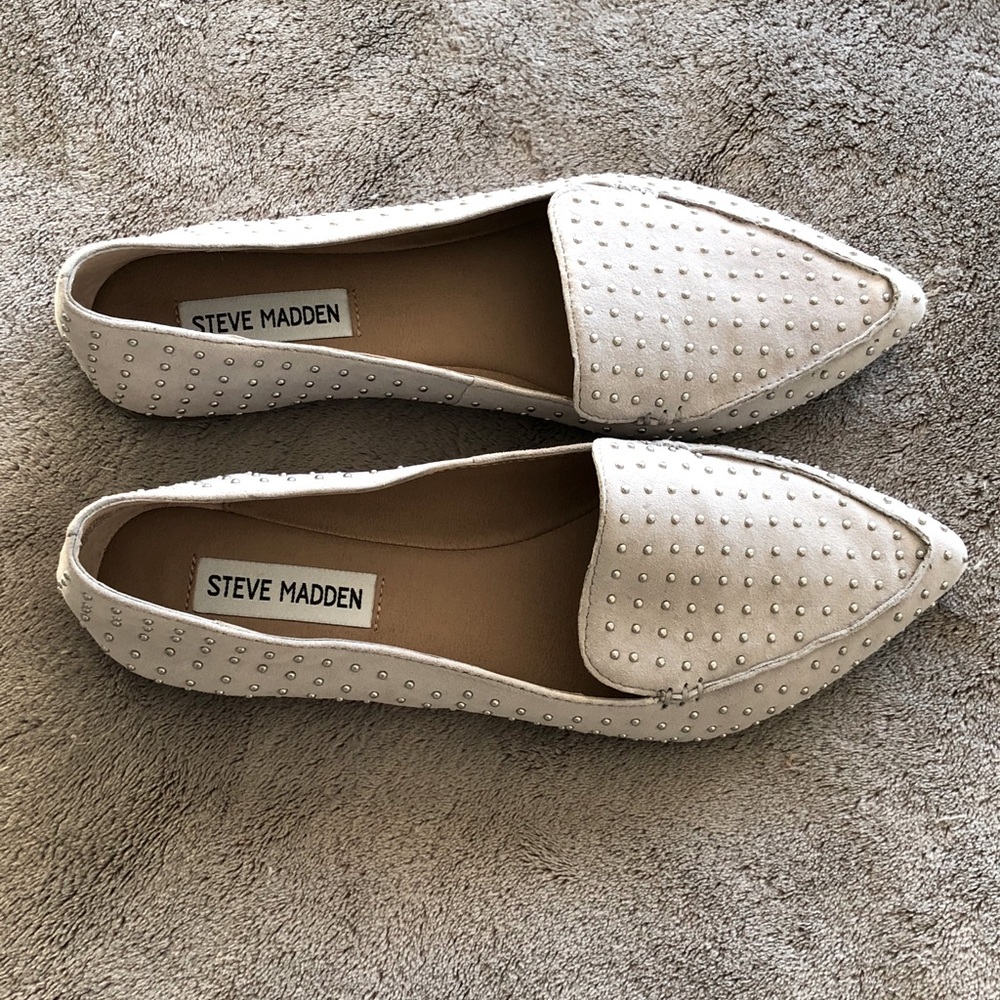 Steve Madden Feather Flat Gray Studs Size 7.5 NEW